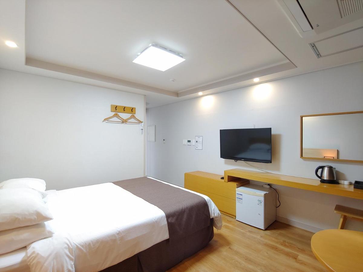 Jeju Lavender Hotel Seogwipo Zewnętrze zdjęcie